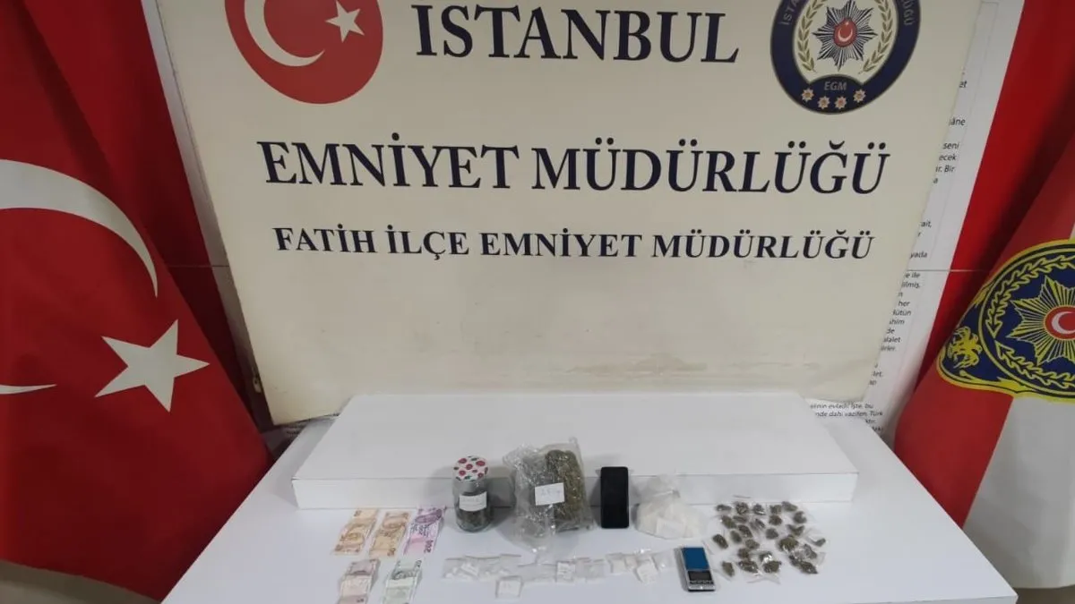 1 kilograma yakın uyuşturucuyla yakaladılar