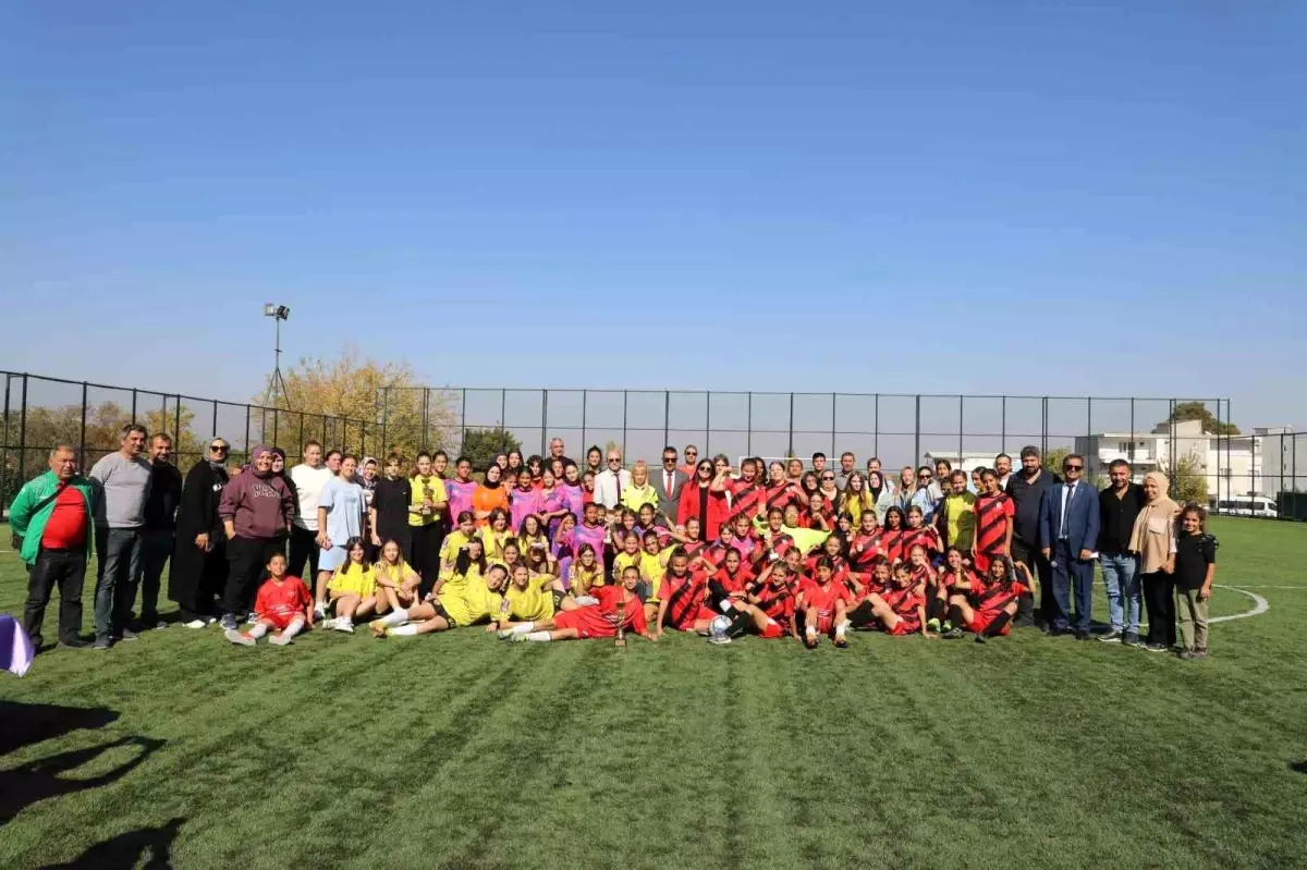 Cumhuriyetin 101. Yılına Özel Genç Kızlar Futbol Turnuvası’nın Şampiyonu Soma Zafer Spor