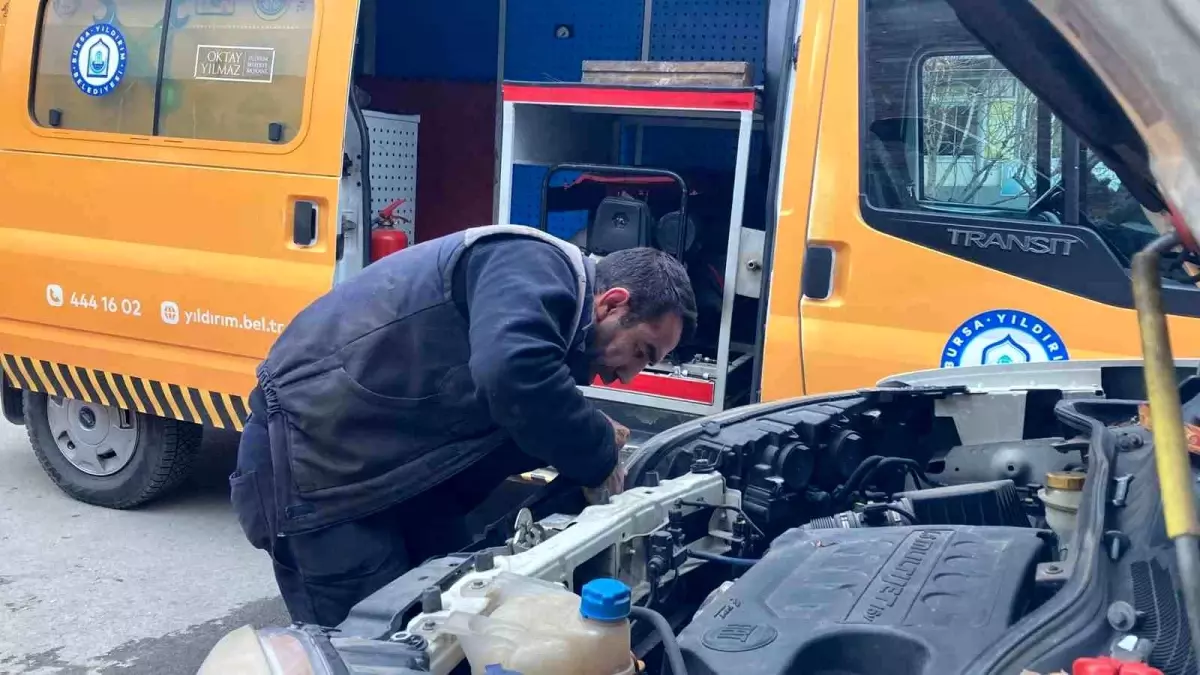 Bursa’da Yavru Kedi Aracın Kaputundan Kurtarıldı