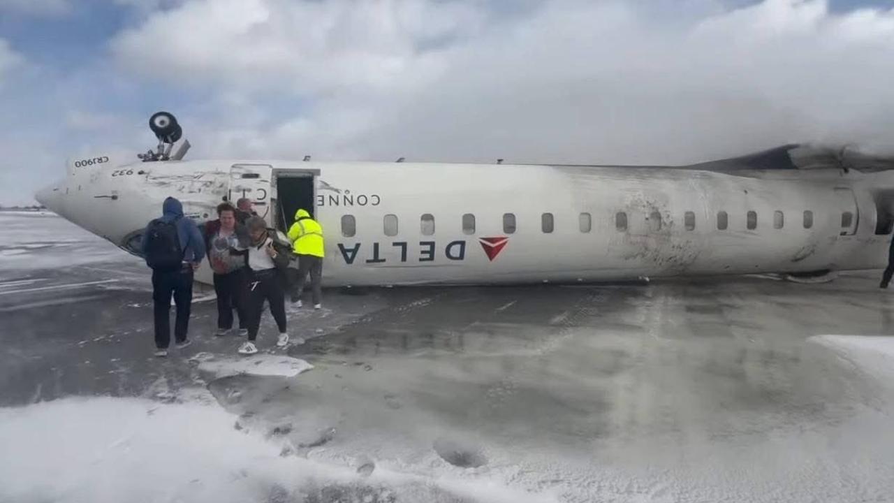 Kanada’da yolcu uçağı iniş sırasında ters döndü: 18 yaralı