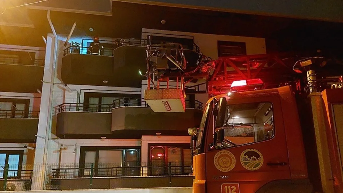 Kombi alev aldı! Üç katlı binada yangın paniği