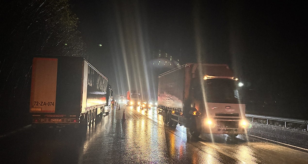 Tır makas attı, trafiği birbirine kattı